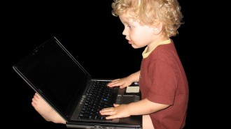 Dziecko przy komputerze. Fot: sxc.hu