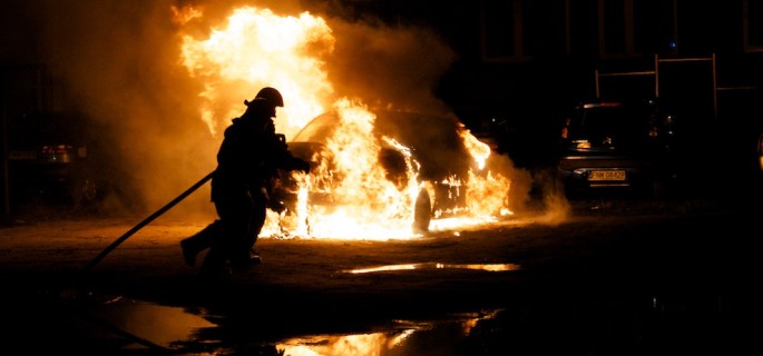 10.12.2011, Nowa Sól. Pożar samochodu w centrum miasta. Strażakom udało się opanować ogień i niedoprowadzić do zapłonu pobliskich aut i budynków. Fot: Karol Kolba/ NOWOSOLSKIE.iNFO